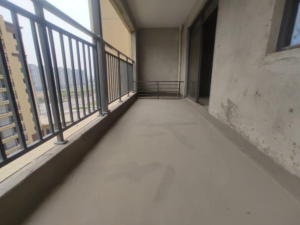 新城名都.城南人车分流的小区.毛坯大四房.南北通透超大阳台.看房方便