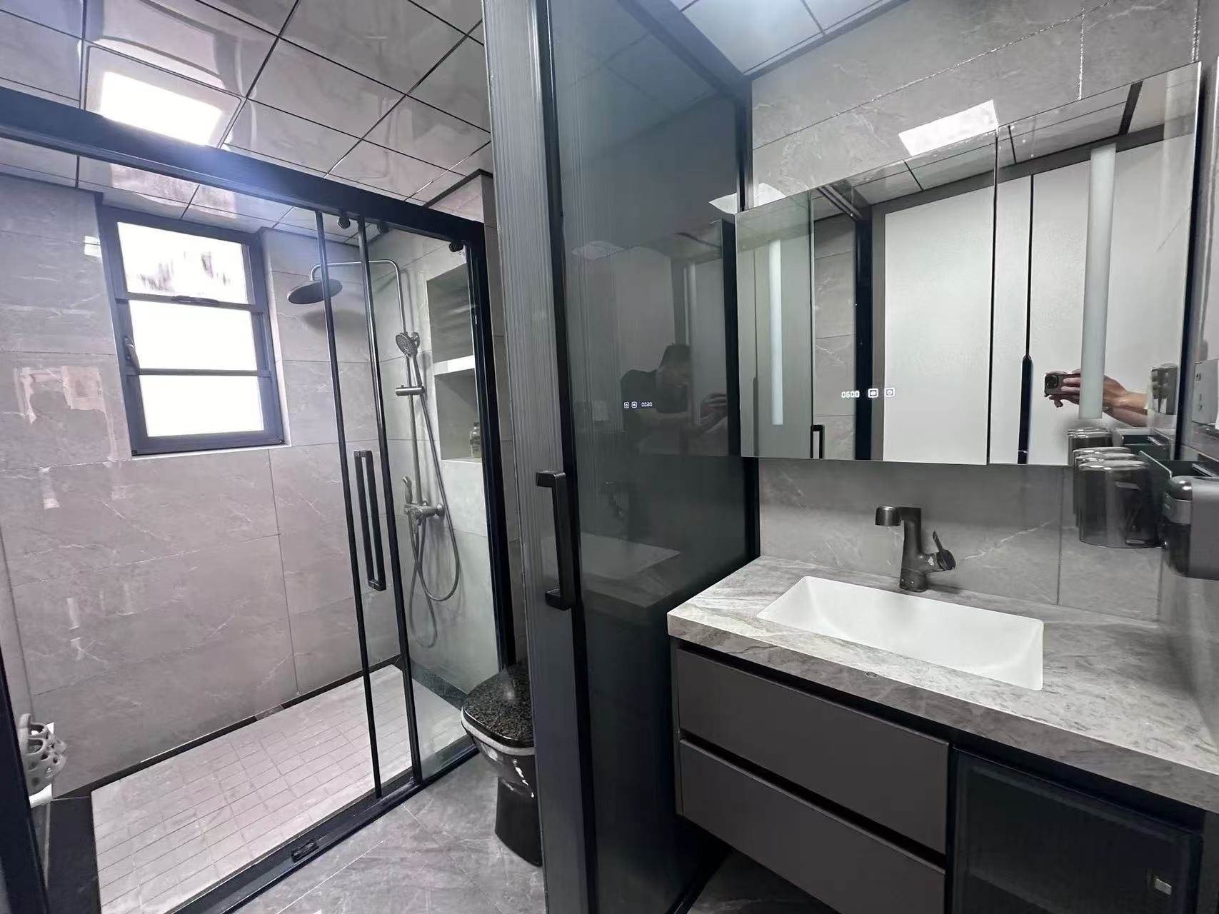 亏本出售，满庭春，边户，双阳台，精装大三房，基本未住，证满二，中间楼层