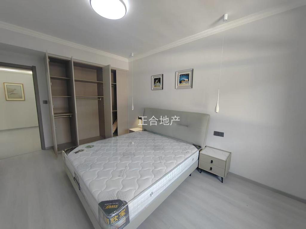 急售，大洪小区，步梯三楼，好停车，老证，精装三房，拐角大阳台，包满二过户