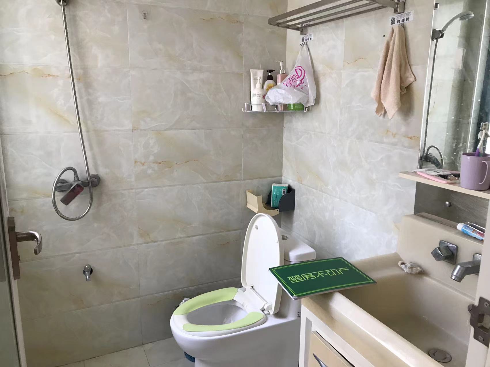 浅水湾中央公园旁边就是商城周边配套齐全离武商很近