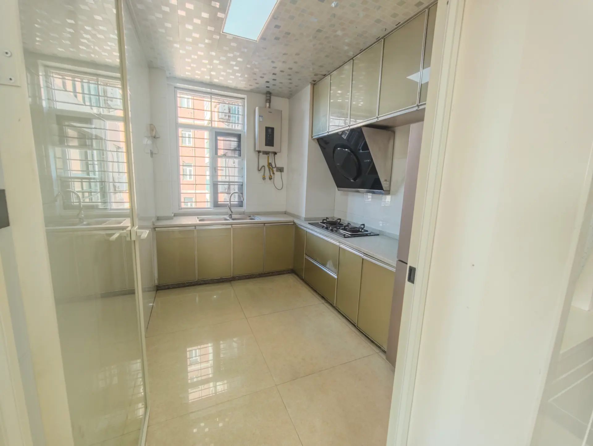 城西，纽芬兰旁，天下城市星座，单价3400电梯房，精装3房2卫，中间楼层，满二