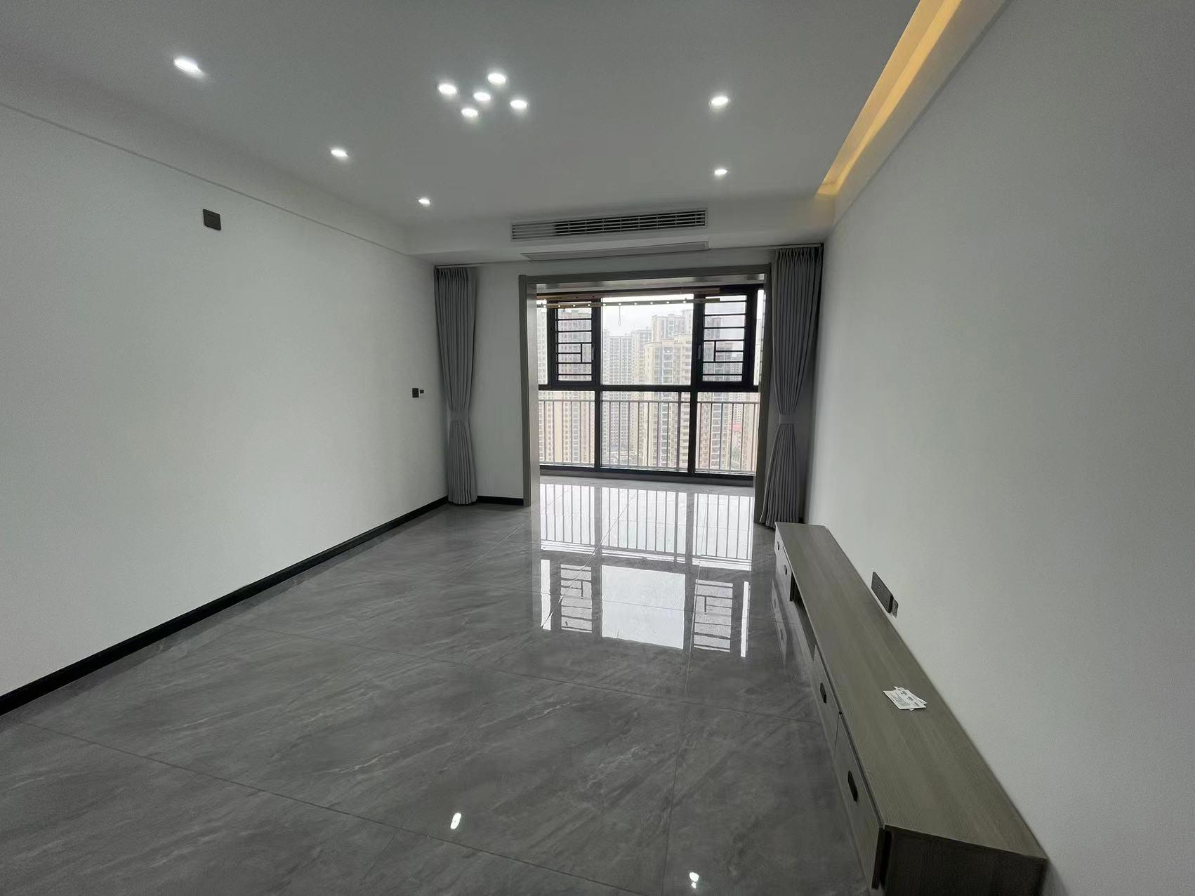 湖景房，9.9成新，基本未住，电梯好楼层，精装三房