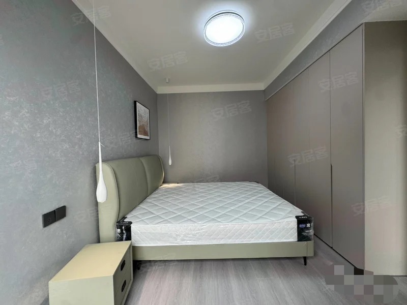 仙桃一中对面，和合国际五期，人车分流，全新装修，直接拎包入住，老证