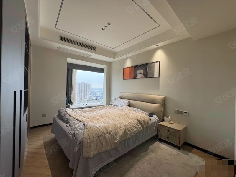 仙桃三中附近，精装大四房两卫，好楼层，全屋品牌家具家电，证满二，拎包入住