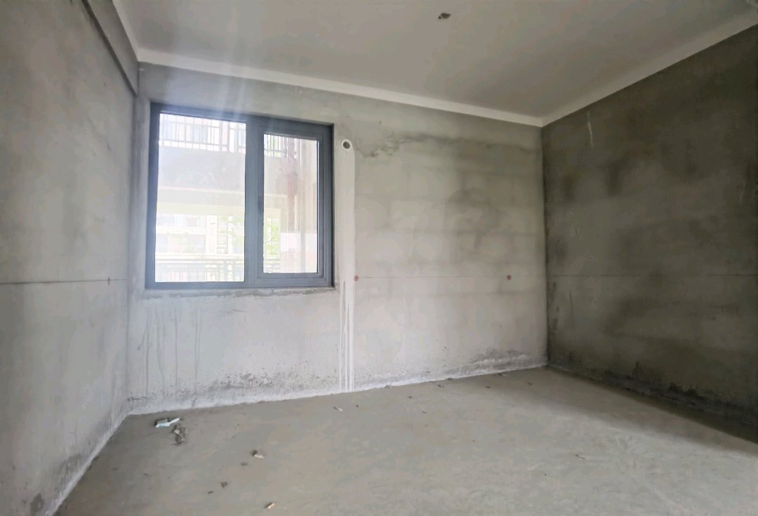 城西沔阳小汉口附近，祥生小高层毛坯四房，南向无遮挡，业主急售