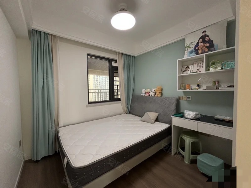 降价了，，业主急卖，御湖世家，业主亏本出售，精装三房两卫，9.5成新！送车位，品牌家电，全屋中央空调