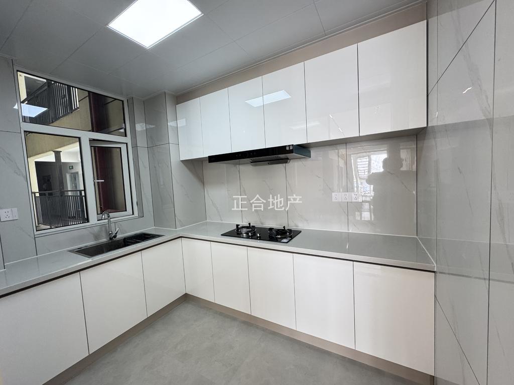 风和日丽，双书包房，精装三房两卫，全新装修，中间好楼层，拎包入住，证满二