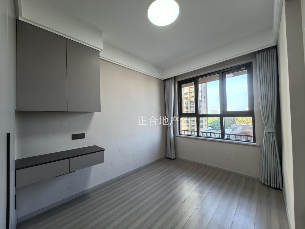 城南，沔阳天泽园，精装三房两卫，边户，全新装修，一天未住，电梯小高层7楼，满二