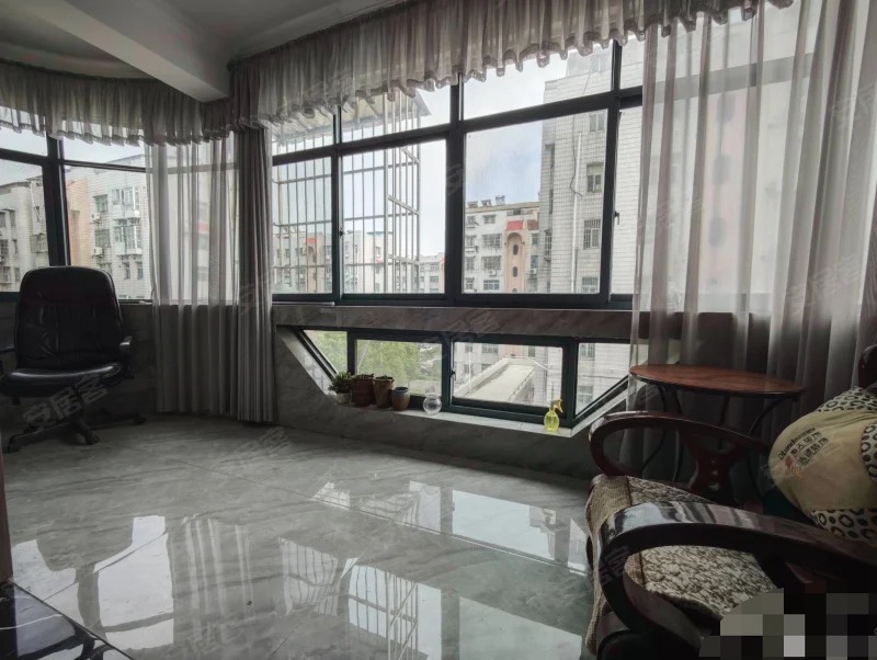 复州花园，步梯3楼，精装三房。南北通透，成色新，拎包入住，