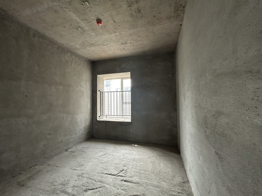 南城新区，沔阳公园旁，蓝天白云毛坯四房，两梯三户，性价比高