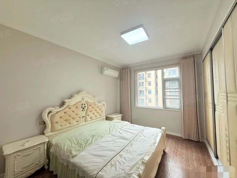 中央华府，9.5成新，精装四房两卫，电梯小高层，单嫁4字头，中间楼层