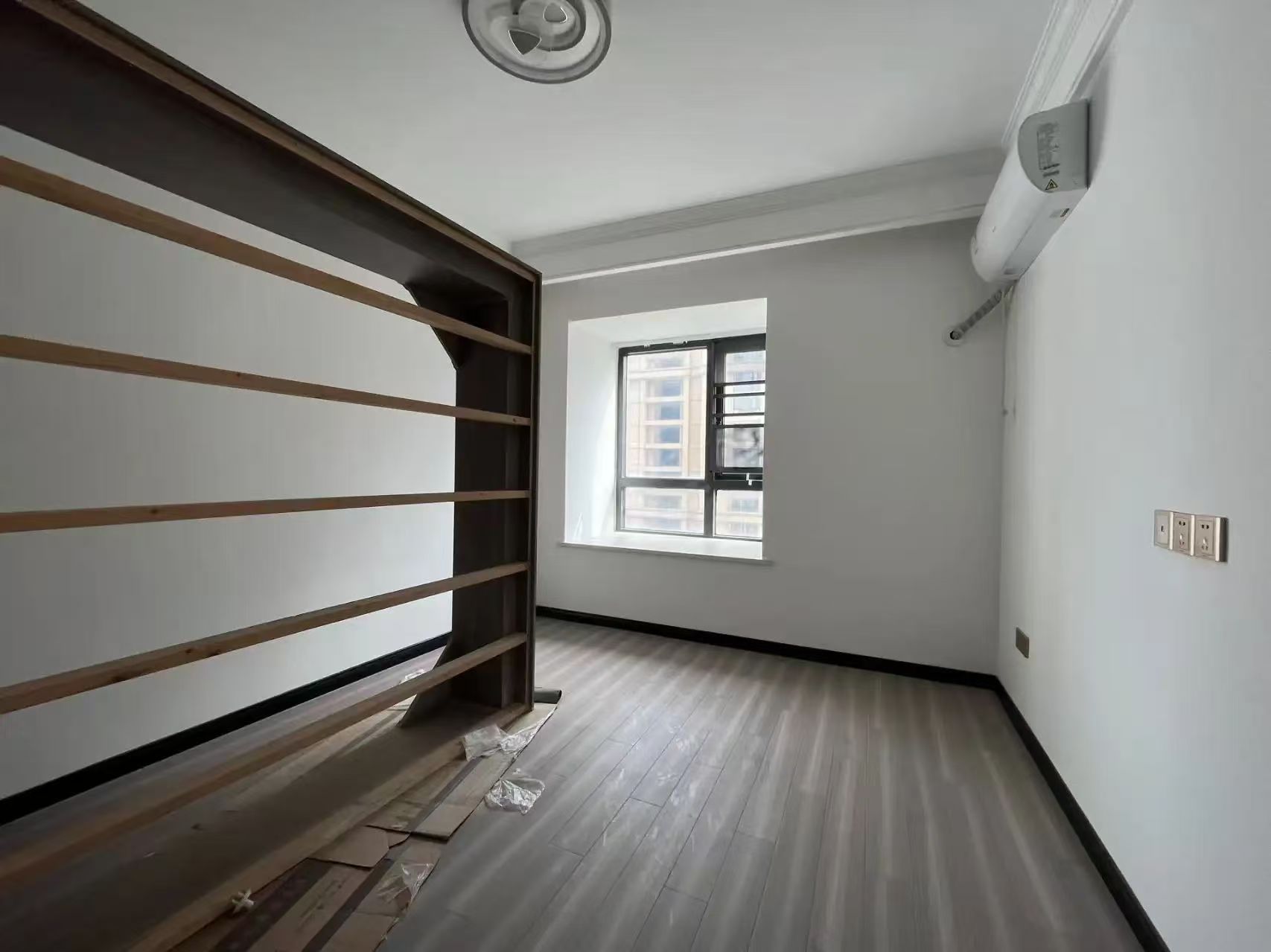 城南，现代森林国际城​，精装大2房，9.9成新，好楼层单价4900，证满二