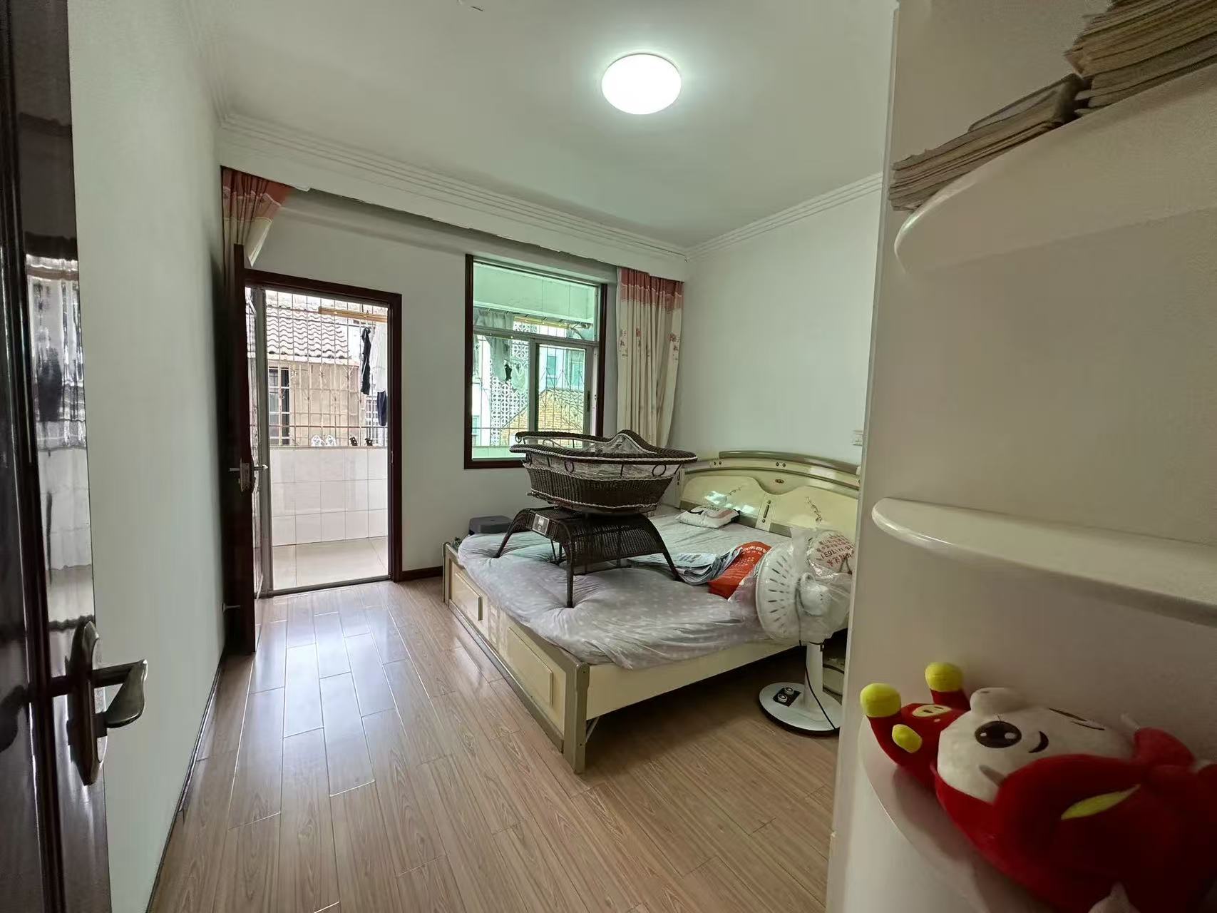 30w以内，步梯3楼，成色很新，精装三房，价格可谈