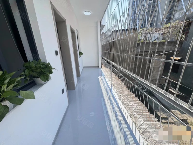 商城附近，步梯三楼，三房朝南，大阳台，精装三房，老证