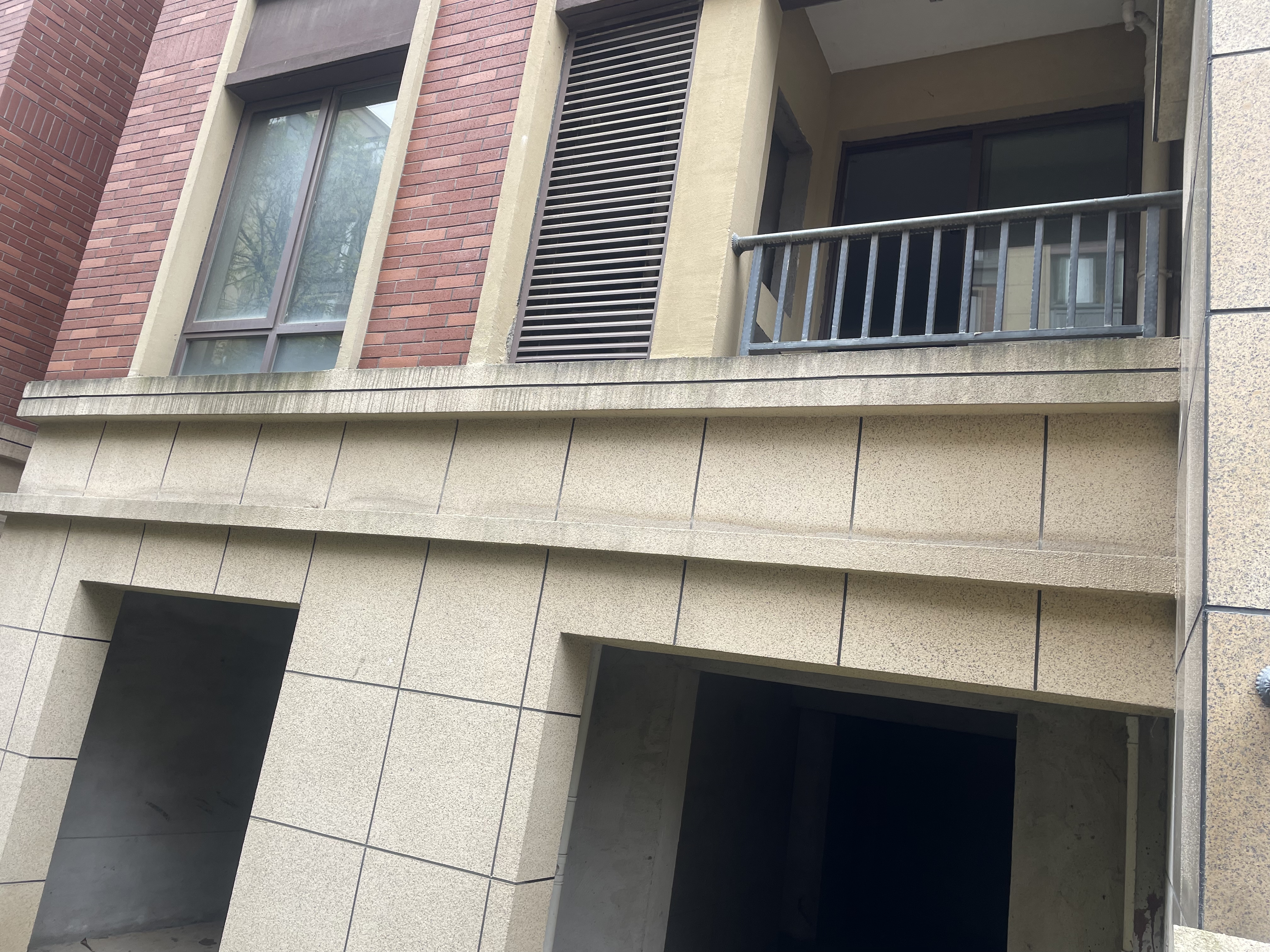 绿地香格里拉.1.2楼复式带花园.前面可以养宠物.种花种菜.小区绿植环绕.空气清晰