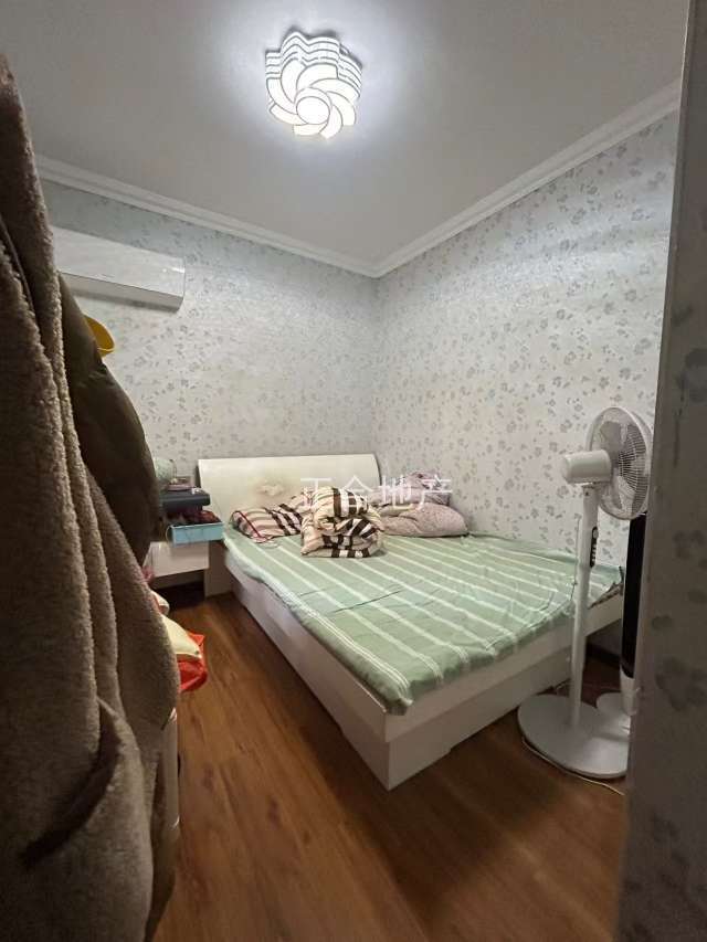 急售，新城壹号四期，湖景房，精装三房，一口价49.5万，拎包入住，证满二