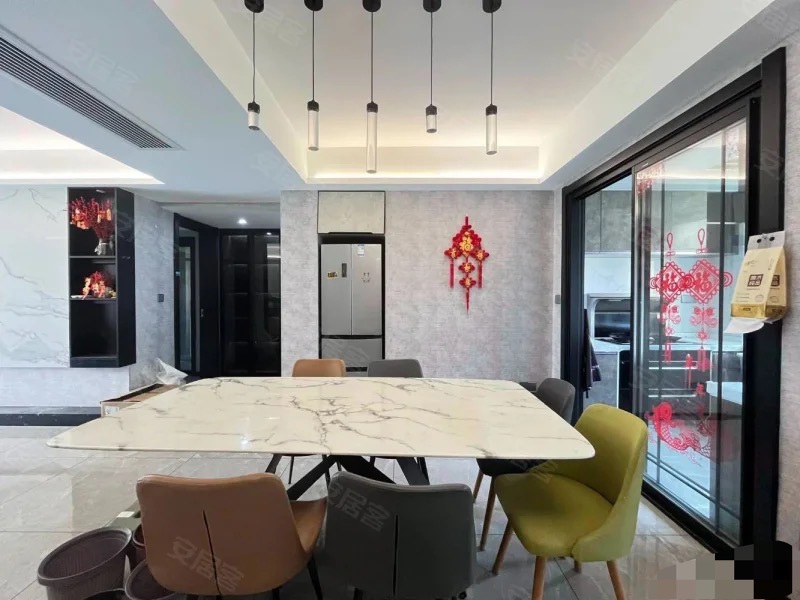 捡漏，城南新城壹号五期，小高层，两梯三户，精装3房2卫边户，单价5400+，9成新，房东诚心出售，