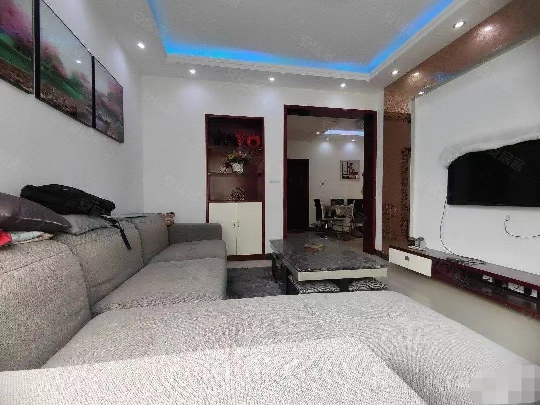 73，亏本出，房东急售，公园世家精装电梯三房，保养的很好，拎包入住