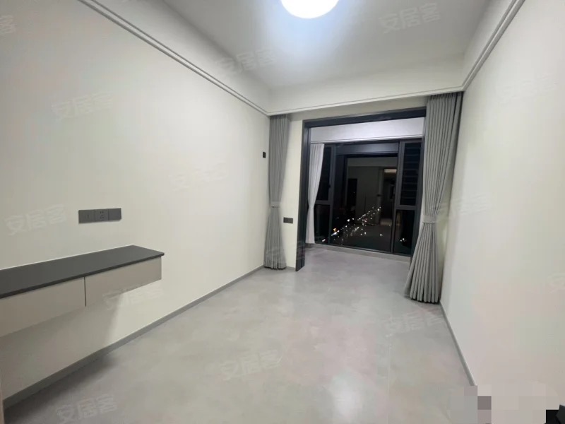 风和日丽，边户，三中门口，精装大四房，证满二，看中可谈，采光视野好