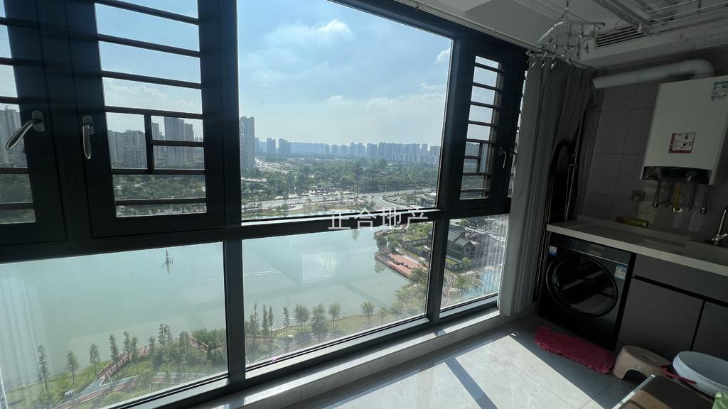 森林国际180平，精装大平层，双湖景，​电梯16楼，全新装修​坐在阳‮可台‬以海钓​