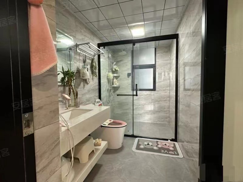 90，房东亏本30个W‼️手付3万买123平精装房，9.9成新，队口仙桃xiao学，速度捡漏