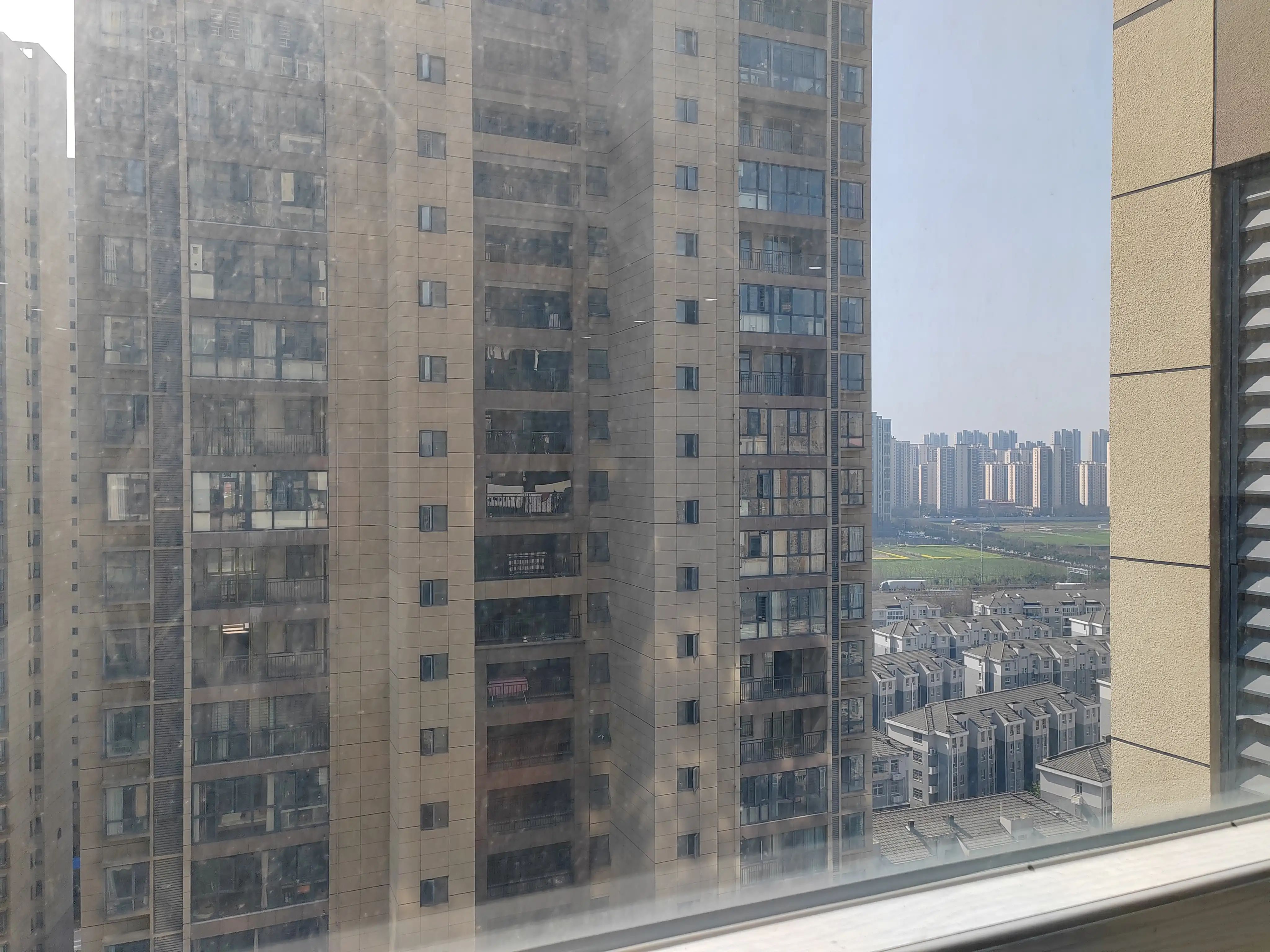 吾悦广场旁，元泰未来城C区。精装电梯4房2厅2卫，业主自装一天未住，好楼层