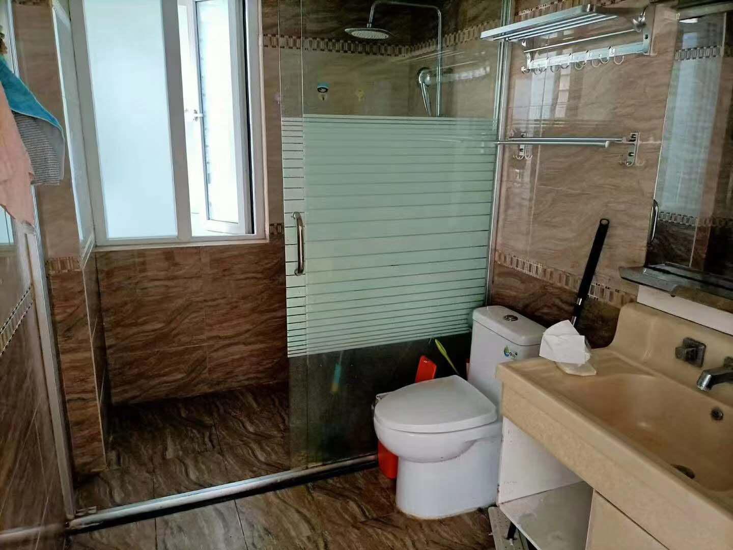 城南湖景房，朝南户型，毛坯三房，新二中旁，户型方正