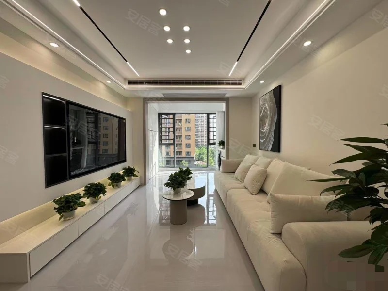 城南，​吾悦旁，沔阳天泽园，精装三房二卫，电梯五楼。证满二，全新装修，三开间朝南，家电齐全