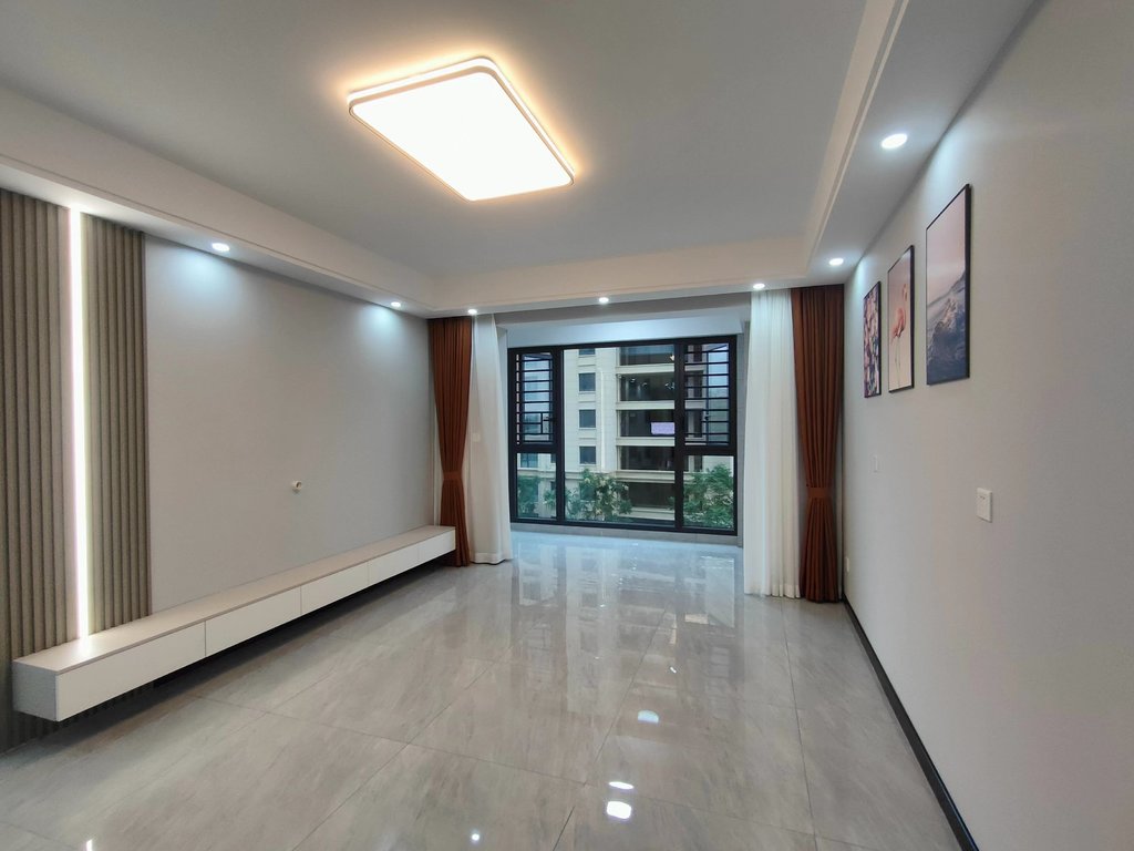 祥生观澜府.天然氧吧小区.全新装修三房两卫.证件满二.看房方便