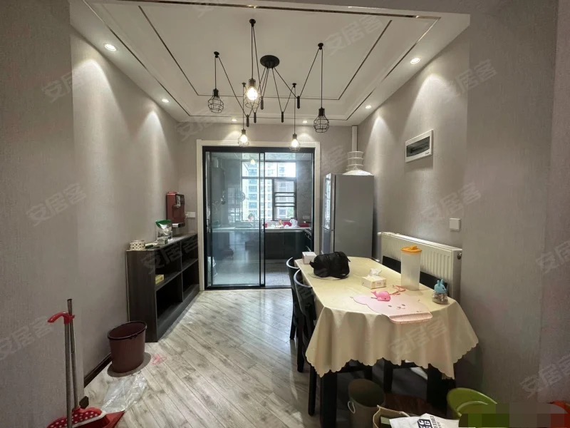 急售，新城一号5期，电梯洋房，精装3房2卫，好楼层6楼，诚心出售，证满二