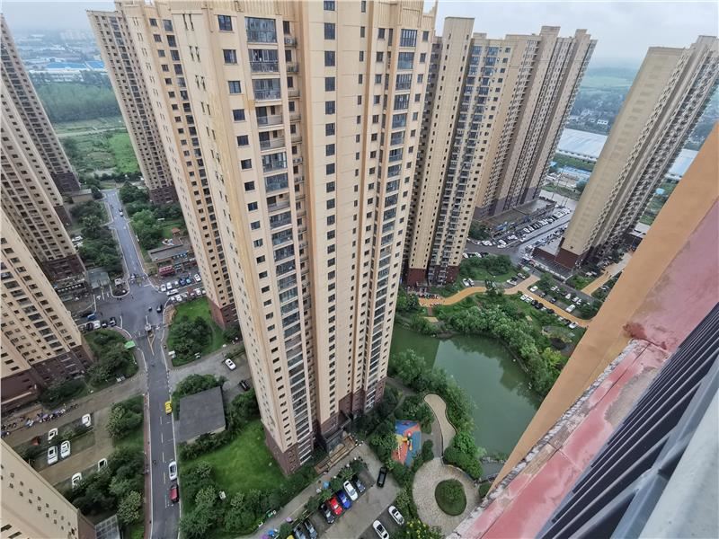 满庭春全屋订制精装修，湖景大四房只卖毛坯价，户型方正采光 