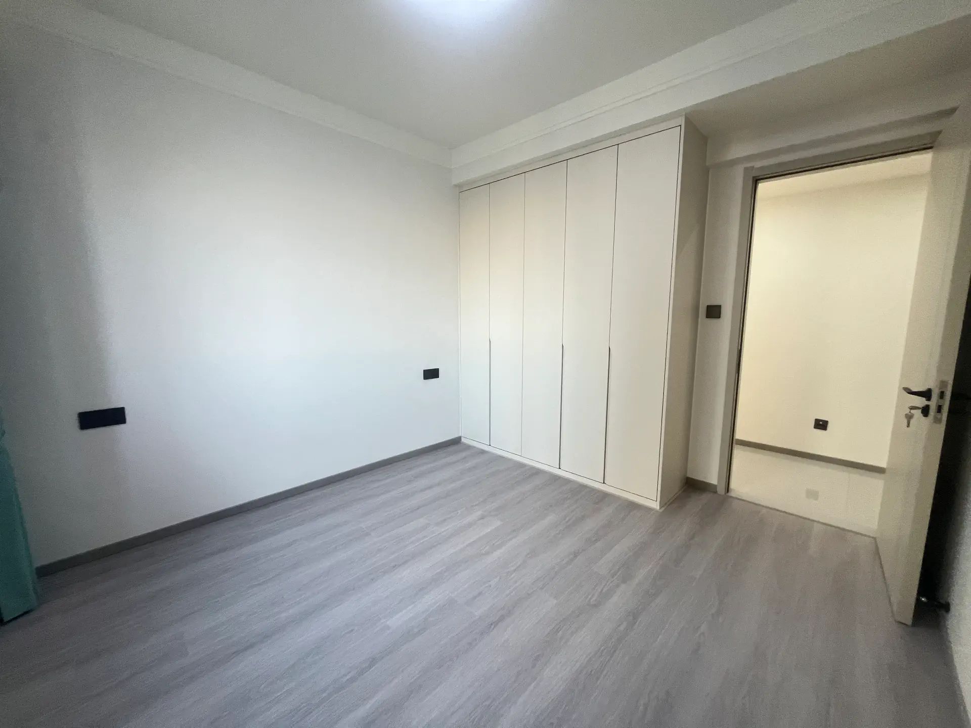 城南，森林国际，湖景房，精装三房2卫，​边户，证满二拎包入住！