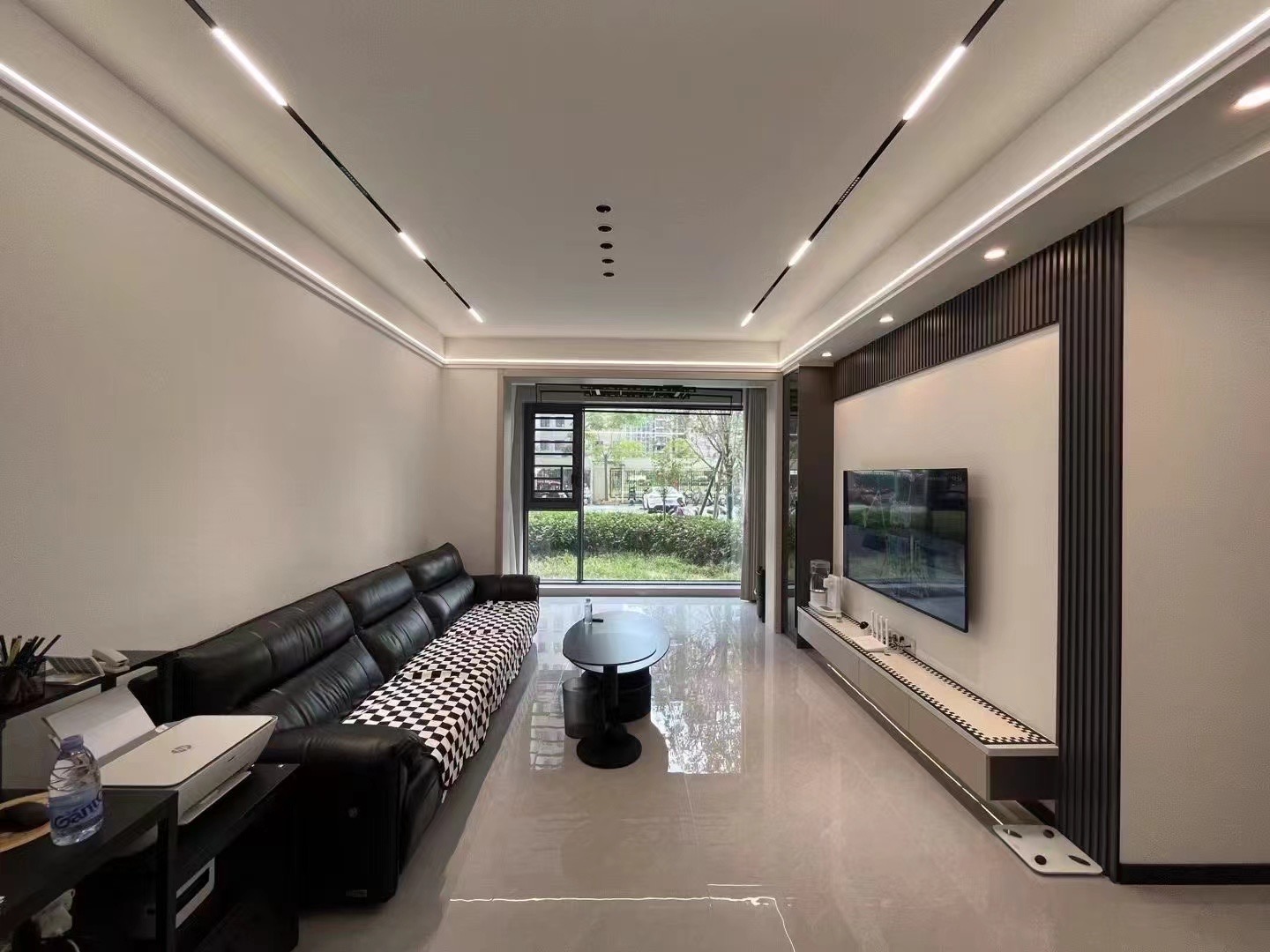 城南，锦绣江山望府 ，一楼带院子 ，九成新，精装两房， 公园旁，朝阳xiao学