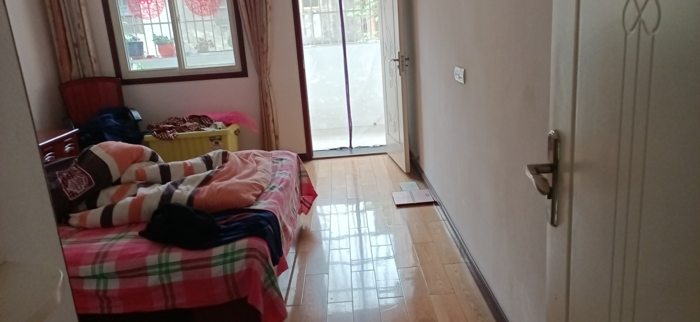 老三中巷子民政局宿舍96平，赠送了24平，四房两厅两卫双阳