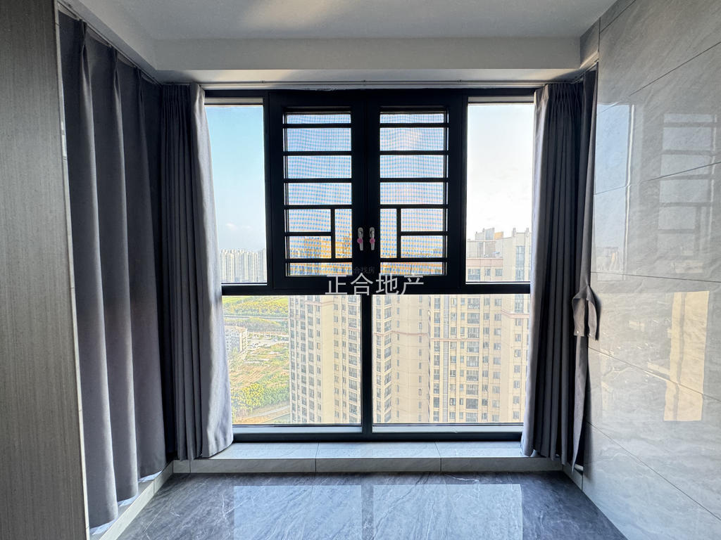 业主亏本诚心出售，城南，南国明珠，电梯好楼层，全屋品牌装修，户型好。精装四房