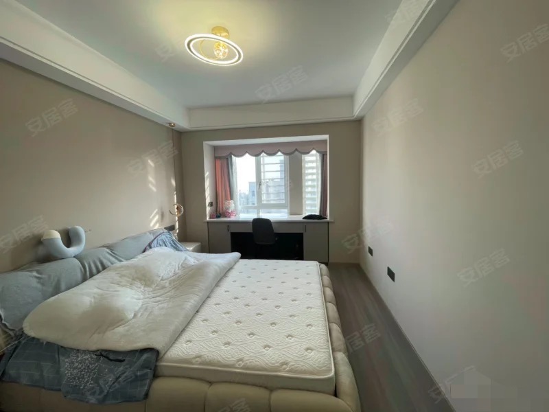 城南新小区！全新装修新～精装3房2卫，大阳台，凤凰楼层，满二，带车位，拎包入住