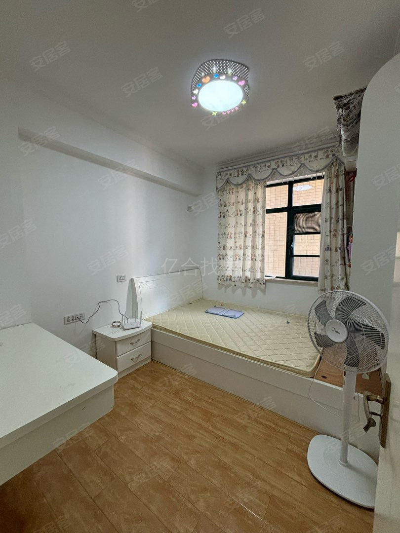 城南三小旁，新城壹号精装三房，证件满二，中间楼层，拎包入住