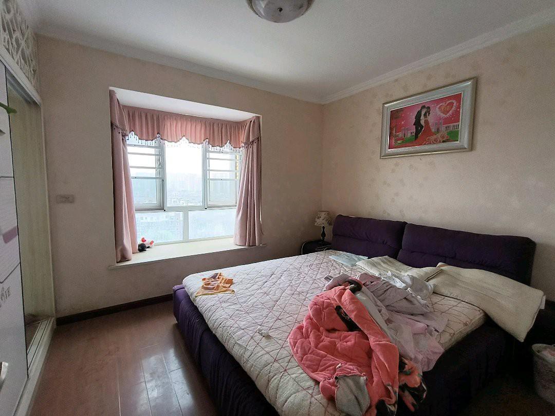 仙桃一中正对面，翰墨苑，电梯好楼层，南北通透，边户，带车位，成色新，家具家电齐全，证满二