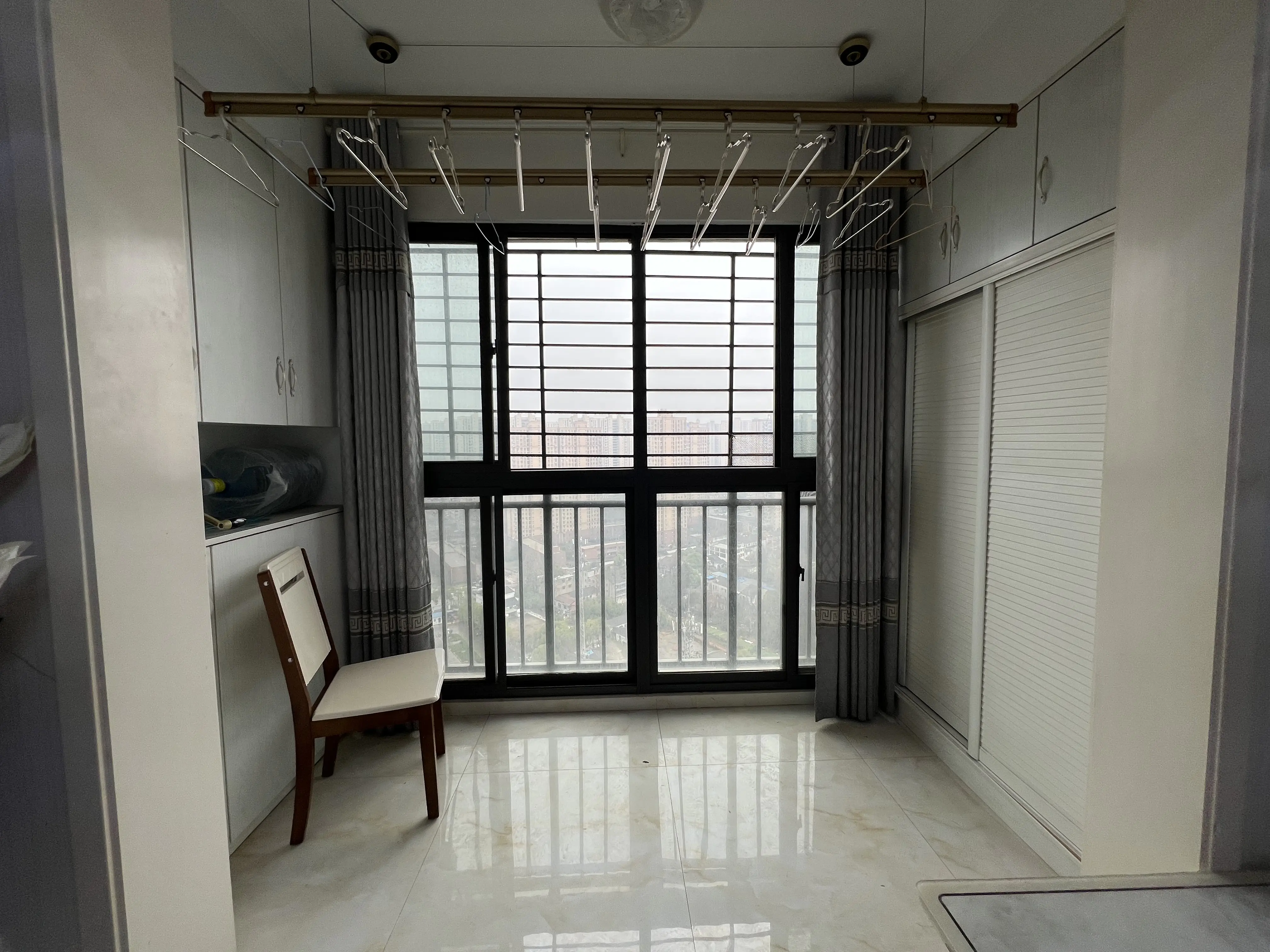 现代城2室2厅2卫精装修两证全39.8万优价出售，支持按揭贷款！