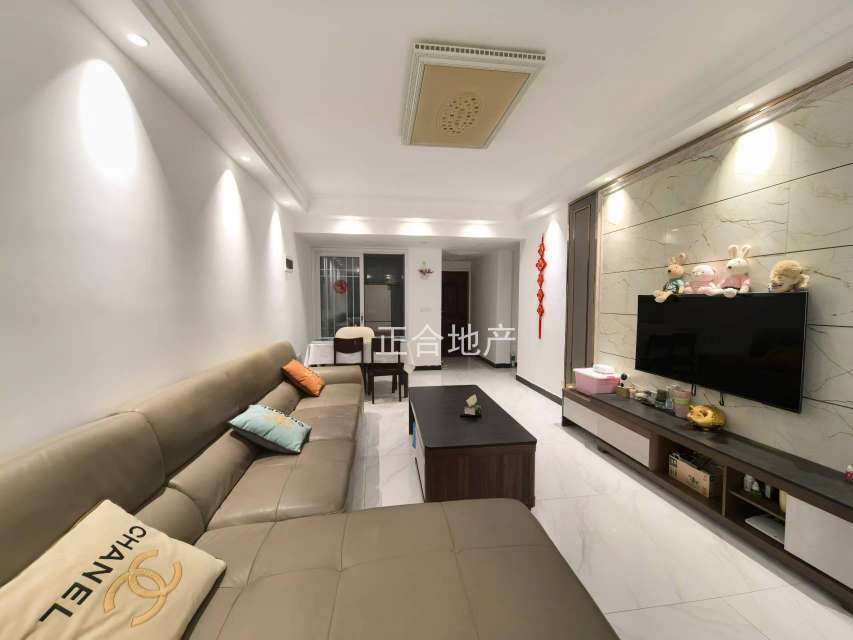 元泰清华园 ，出门就是新三中，精装三房， 老证， 保养成色9成新 带院子 ，南北通透