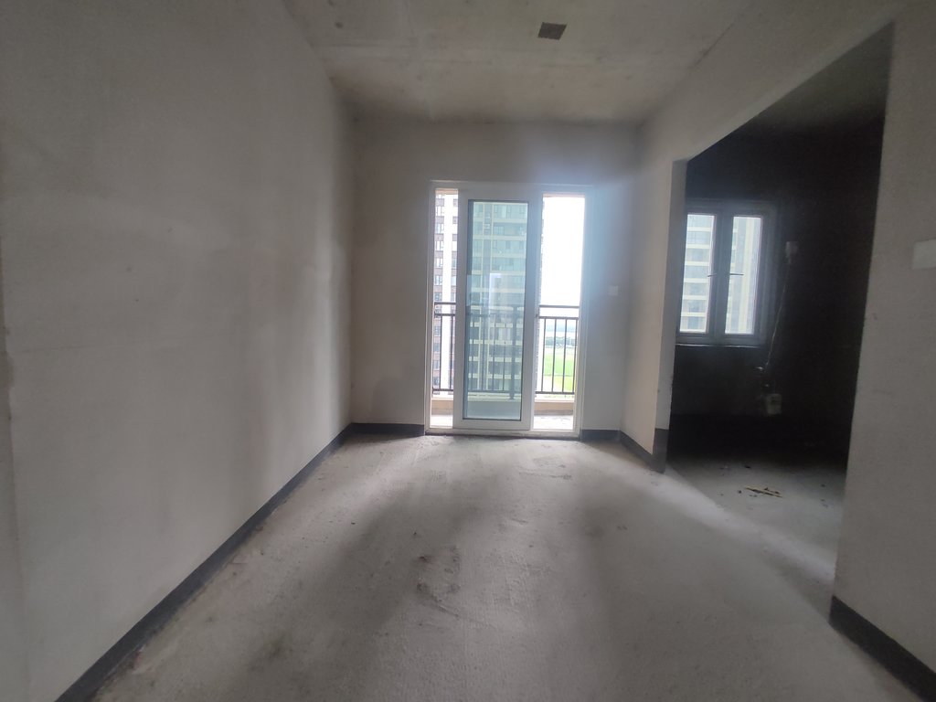 碧桂园.毛坯大四房.四开间朝南.买房送车位.看房方便