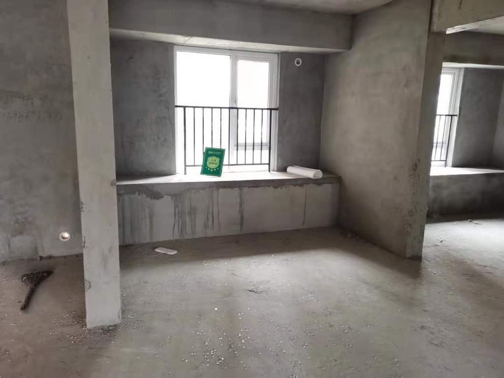 满庭春毛坯一楼三室两卫带院子看房方便房东诚意出售