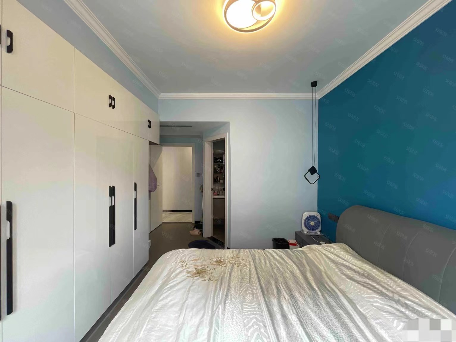 房东诚心出售，锦绣江山三期，东边户，南北双阳台，9成新装修，家电全送，拎包入住