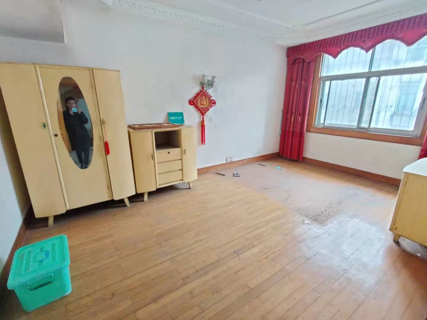 急卖！卫生小区中医院后体育广场武商近在 步梯好楼层三房朝南