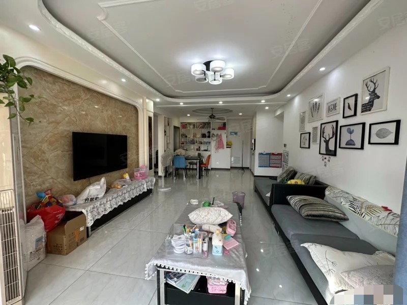 捡漏，城南，新城壹号四期，湖景房， 单价4900， 精装3房2卫，老证 ，电梯中间楼层