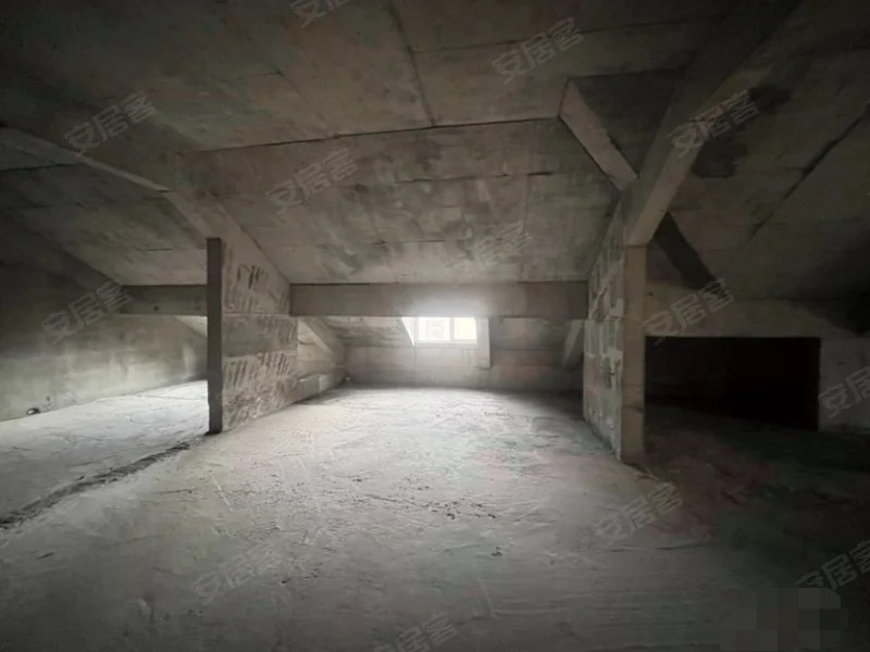 银浮领秀城，楼梯和现浇已弄好，带地下停车位电梯洋房，复式大平层，实际面积300多平，证满二，南北通透双阳台，四开间朝南，