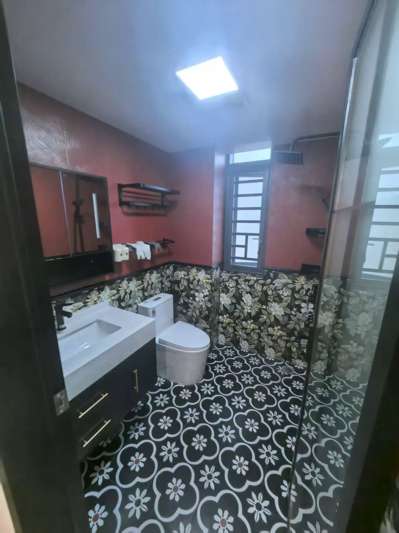 降价了，城南，南国明珠，9.9成新，精装三房两卫，家具家电全送，证满二