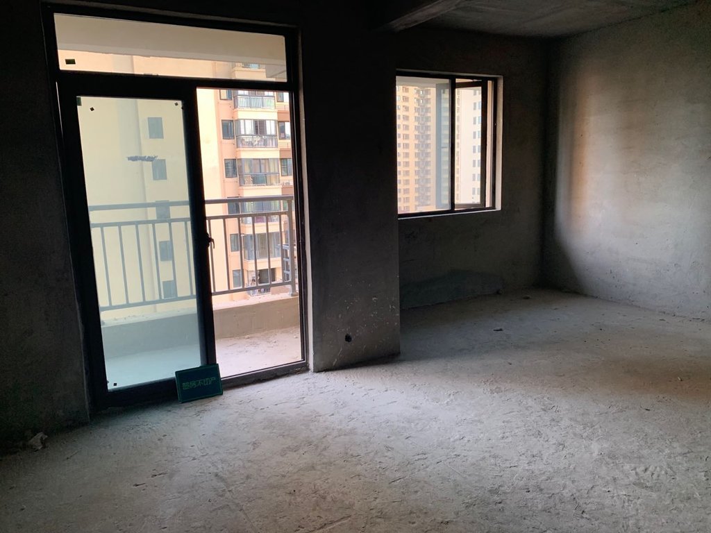 学府园新八中旁毛坯两房 自住均可！