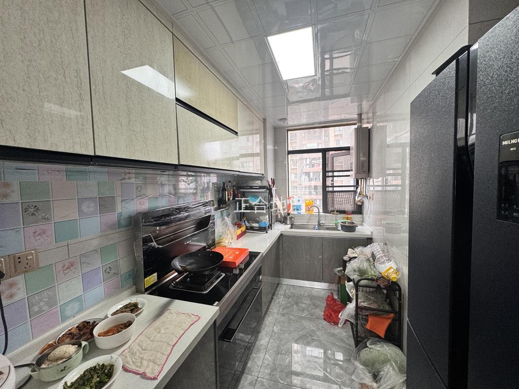 吾悦广场旁边，元泰C区，精装三房，好楼层，证满二，家具家电全送，元泰三中❗️