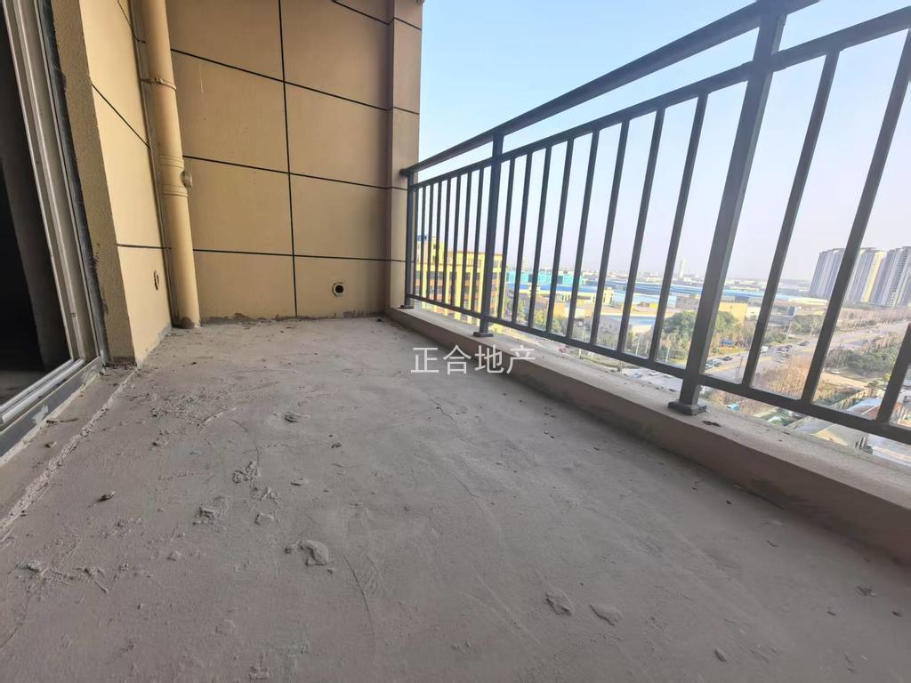 诚心出售，森林国际城，毛坯4室2厅2卫，电梯好楼层，证满二，采光视野好，